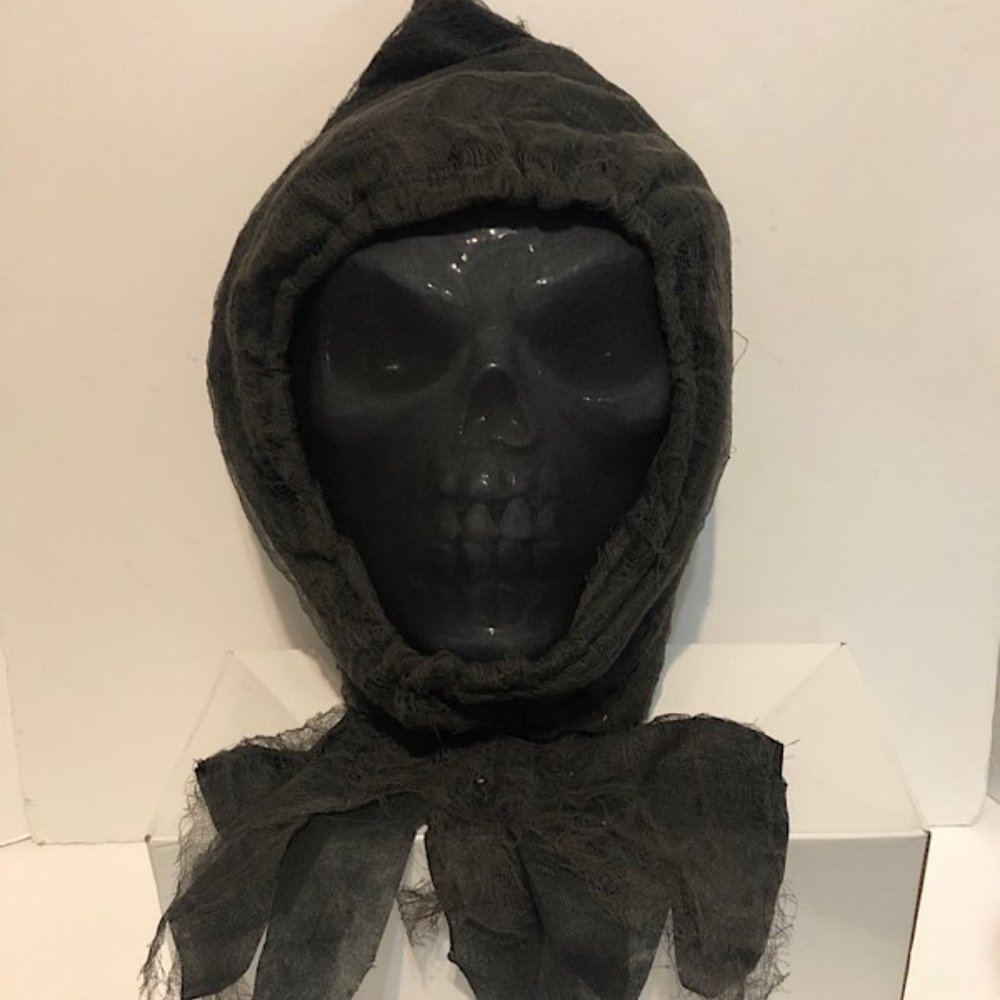 Gemmy Halloween Greeter Spooky Talking SKULL,w/Flashing Eyes Sensor activated